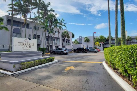 Condo in Hialeah, Florida, 2 bedrooms  № 1393567 - photo 2