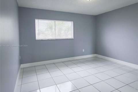 Condo in Hialeah, Florida, 2 bedrooms  № 1393567 - photo 13