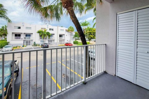 Condo in Hialeah, Florida, 2 bedrooms  № 1393567 - photo 9