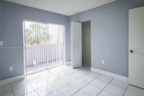 Condo in Hialeah, Florida, 2 bedrooms  № 1393567 - photo 17