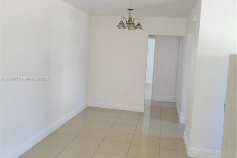 Apartamento en alquiler en North Miami, Florida, 1 dormitorio, 68.75 m2 № 1364151 - foto 2