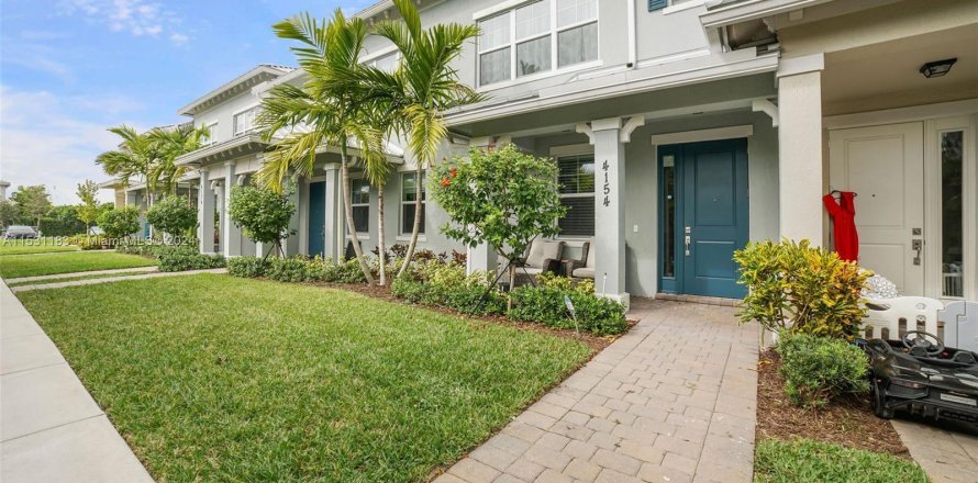Townhouse in Hollywood, Florida 3 bedrooms, 132.01 sq.m. № 1002328