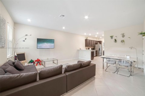 Townhouse in Hollywood, Florida 3 bedrooms, 132.01 sq.m. № 1002328 - photo 10