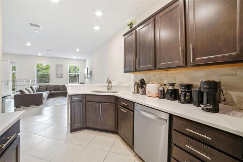Townhouse in Hollywood, Florida 3 bedrooms, 132.01 sq.m. № 1002328 - photo 5