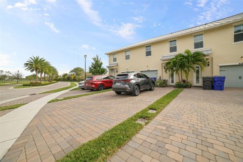 Townhouse in Hollywood, Florida 3 bedrooms, 132.01 sq.m. № 1002328 - photo 22