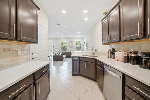 Townhouse in Hollywood, Florida 3 bedrooms, 132.01 sq.m. № 1002328 - photo 6