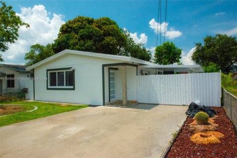 Villa ou maison à vendre à Miami Gardens, Floride: 3 chambres, 110.55 m2 № 1189182 - photo 2