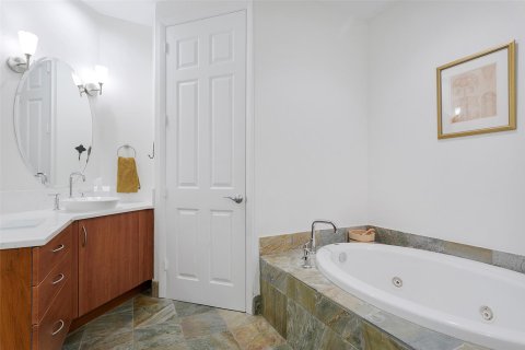 Townhouse in Wilton Manors, Florida 2 bedrooms, 165.09 sq.m. № 805147 - photo 27