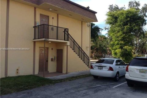 Condo in Lauderhill, Florida, 1 bedroom  № 1370641 - photo 1