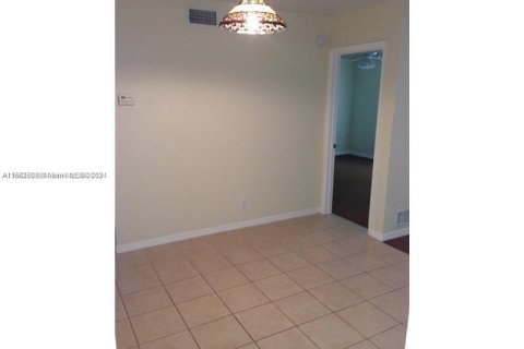 Condo in Lauderhill, Florida, 1 bedroom  № 1370641 - photo 4