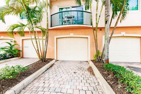 Condo in Fort Lauderdale, Florida, 2 bedrooms  № 1407642 - photo 1