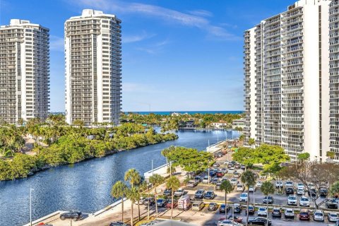 Condo in Aventura, Florida, 2 bedrooms  № 1291931 - photo 1