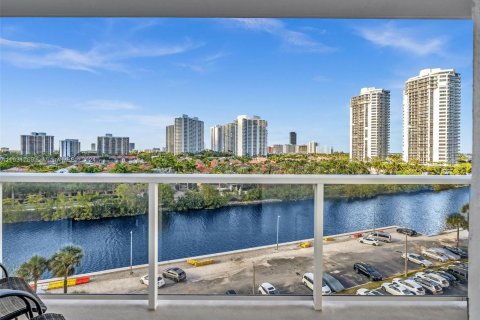 Condo in Aventura, Florida, 2 bedrooms  № 1291931 - photo 25