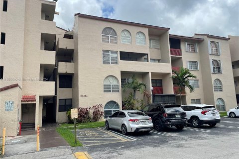 Condo in Miami, Florida, 1 bedroom  № 1365940 - photo 1