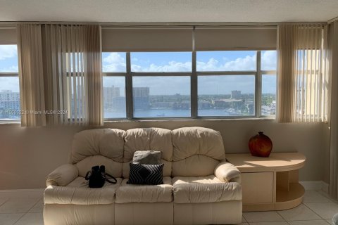 Copropriété à louer à Hallandale Beach, Floride: 2 chambres, 116.96 m2 № 1365938 - photo 7