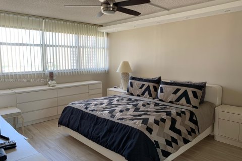 Copropriété à louer à Hallandale Beach, Floride: 2 chambres, 116.96 m2 № 1365938 - photo 20