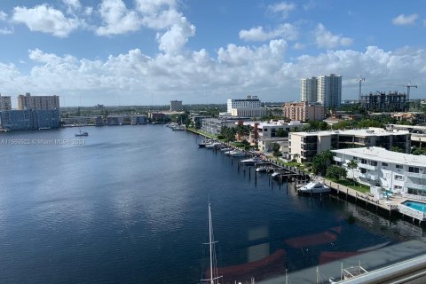 Copropriété à louer à Hallandale Beach, Floride: 2 chambres, 116.96 m2 № 1365938 - photo 1