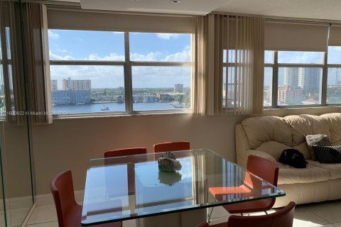 Condo in Hallandale Beach, Florida, 2 bedrooms  № 1365938 - photo 9