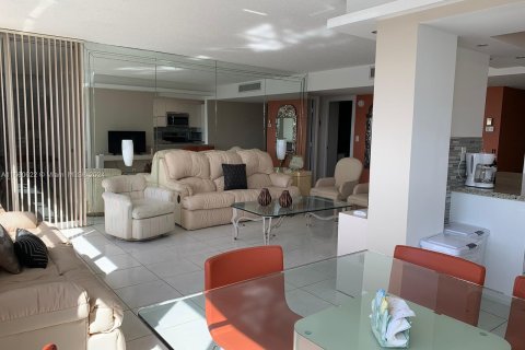 Copropriété à louer à Hallandale Beach, Floride: 2 chambres, 116.96 m2 № 1365938 - photo 5