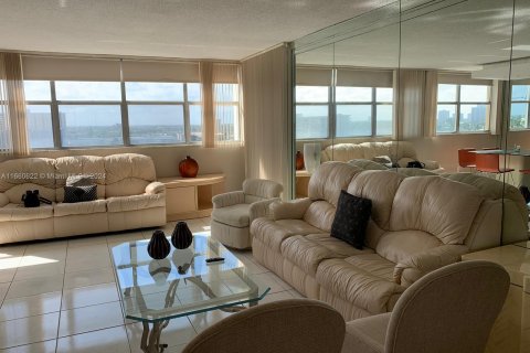 Copropriété à louer à Hallandale Beach, Floride: 2 chambres, 116.96 m2 № 1365938 - photo 6