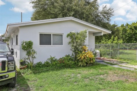 Propiedad comercial en venta en Miami, Florida, 142.14 m2 № 1365901 - foto 4