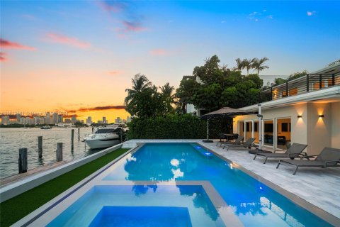 Villa ou maison à vendre à Miami, Floride: 6 chambres, 403.47 m2 № 1235423 - photo 3