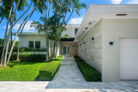 House in Miami, Florida 6 bedrooms, 403.47 sq.m. № 1235423 - photo 14