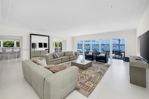 Casa en venta en Miami, Florida, 6 dormitorios, 403.47 m2 № 1235423 - foto 17