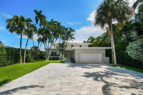 House in Miami, Florida 6 bedrooms, 403.47 sq.m. № 1235423 - photo 13