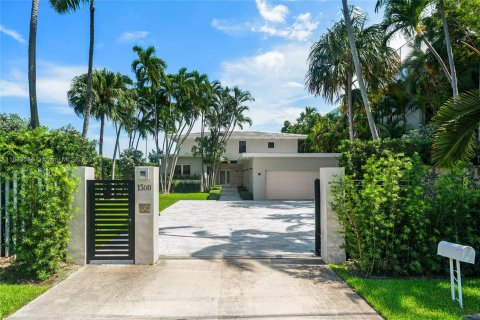 House in Miami, Florida 6 bedrooms, 403.47 sq.m. № 1235423 - photo 10