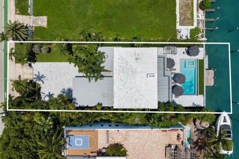 House in Miami, Florida 6 bedrooms, 403.47 sq.m. № 1235423 - photo 8