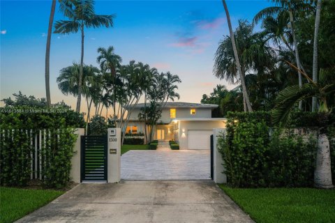 House in Miami, Florida 6 bedrooms, 403.47 sq.m. № 1235423 - photo 7