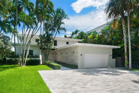 House in Miami, Florida 6 bedrooms, 403.47 sq.m. № 1235423 - photo 11