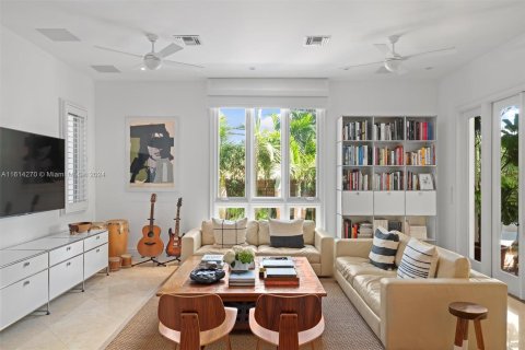 House in Key Biscayne, Florida 6 bedrooms, 414.9 sq.m. № 1236162 - photo 14