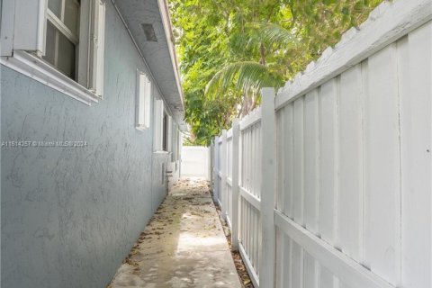Casa en venta en Hallandale Beach, Florida, 4 dormitorios, 277.68 m2 № 1236160 - foto 10
