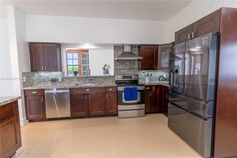 House in Hallandale Beach, Florida 4 bedrooms, 277.68 sq.m. № 1236160 - photo 16