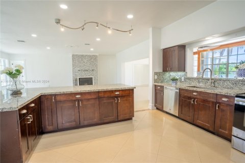 House in Hallandale Beach, Florida 4 bedrooms, 277.68 sq.m. № 1236160 - photo 17