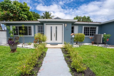 Casa en venta en Hallandale Beach, Florida, 4 dormitorios, 277.68 m2 № 1236160 - foto 1
