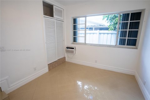 House in Hallandale Beach, Florida 4 bedrooms, 277.68 sq.m. № 1236160 - photo 27