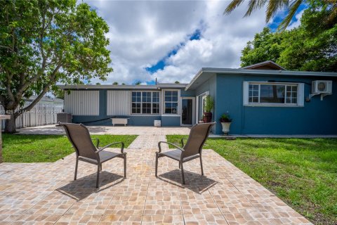 Casa en venta en Hallandale Beach, Florida, 4 dormitorios, 277.68 m2 № 1236160 - foto 6