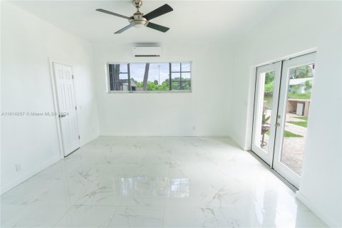 House in Hallandale Beach, Florida 4 bedrooms, 277.68 sq.m. № 1236160 - photo 29