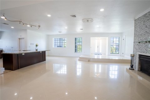 House in Hallandale Beach, Florida 4 bedrooms, 277.68 sq.m. № 1236160 - photo 20
