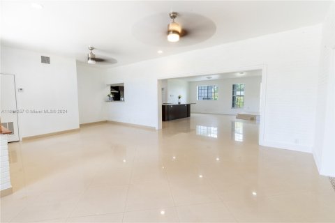 House in Hallandale Beach, Florida 4 bedrooms, 277.68 sq.m. № 1236160 - photo 22