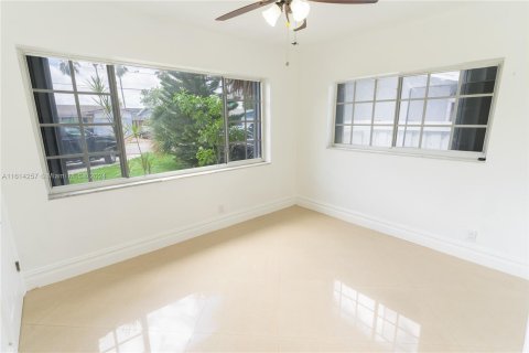 House in Hallandale Beach, Florida 4 bedrooms, 277.68 sq.m. № 1236160 - photo 28