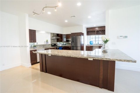 Casa en venta en Hallandale Beach, Florida, 4 dormitorios, 277.68 m2 № 1236160 - foto 15
