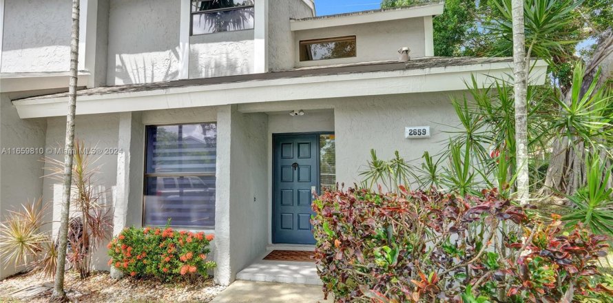 Townhouse in Coconut Creek, Florida 3 bedrooms, 144.56 sq.m. № 1364952