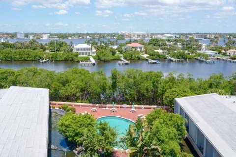 Condo in South Palm Beach, Florida, 1 bedroom  № 609609 - photo 15