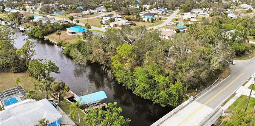 Land in Port Charlotte, Florida № 337414