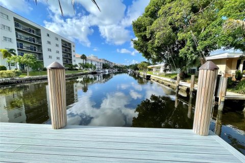 Condo in Lauderdale-by-the-Sea, Florida, 2 bedrooms  № 607553 - photo 1