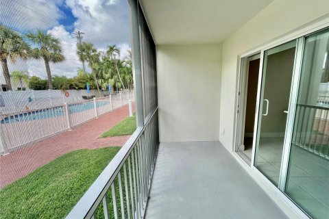 Condo in Lauderdale-by-the-Sea, Florida, 2 bedrooms  № 607553 - photo 15